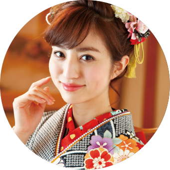 振袖を着てほほ笑む女性